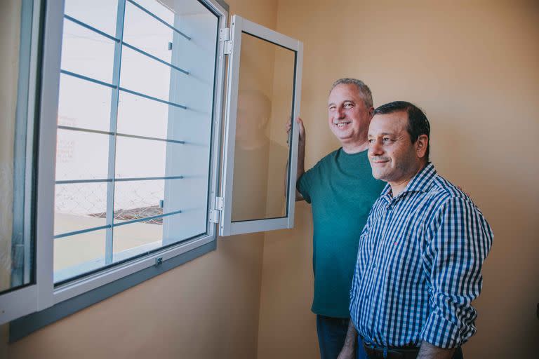 Hugo Passalacqua (verde) y el actual gobernador Oscar Herrera Ahuad hoy en la localidad de Campo Grande. Vienen caminando la provincia juntos hace meses. La elección de Rovira no sorprendió.