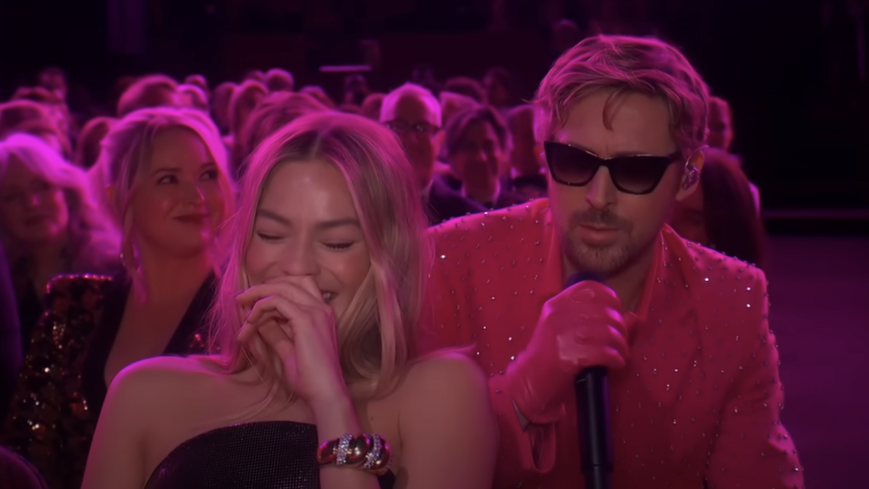  Ryan Gosling singing I'm Just Ken, sitting behind Margot Robbie at the 2024 Oscars. 