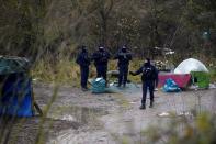 Wider Image: En un campo de inmigrantes en Francia, un hombre vende sándwiches para pagarle a los traficantes