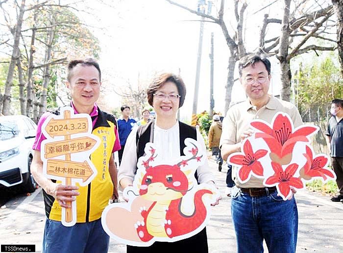 王縣長與二林鎮長蔡詩傑歡迎全國鄉親一起來二林走走、漫步在木棉花道下，欣賞熱情如火的木棉花，拍照打卡記錄這美麗的時光。（記者方一成攝）