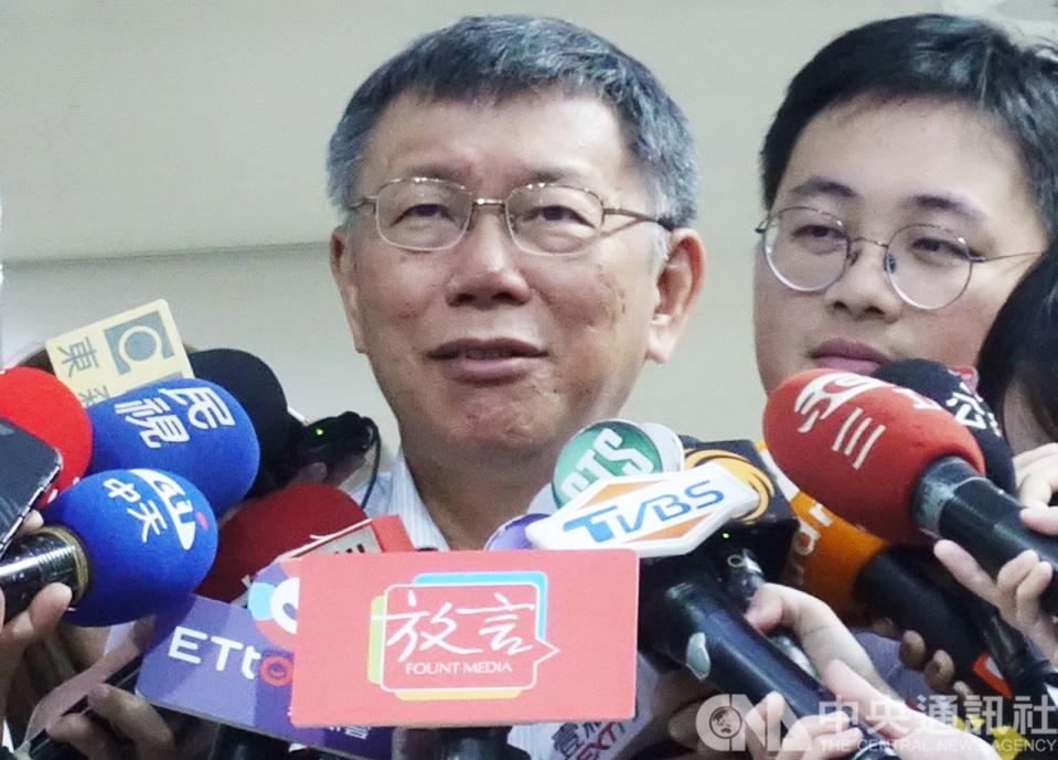 台北市長柯文哲(圖)不滿作家葛特曼指他是騙子（liar），提告公然侮辱及違反選罷法。台北地檢署偵辦後，認定葛特曼並未有公然侮辱故意或藉此影響選情，今天將他不起訴處分。(檔案照)