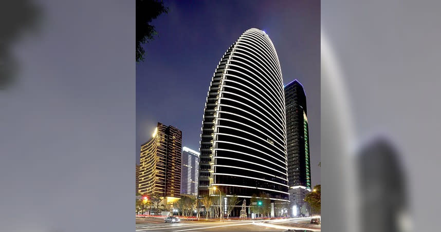 台中市市政北二路、朝富路口，地上35層、地下8層，知名建築事務所Aedas設計的頂級商辦已是台中市七期重劃區新地標。