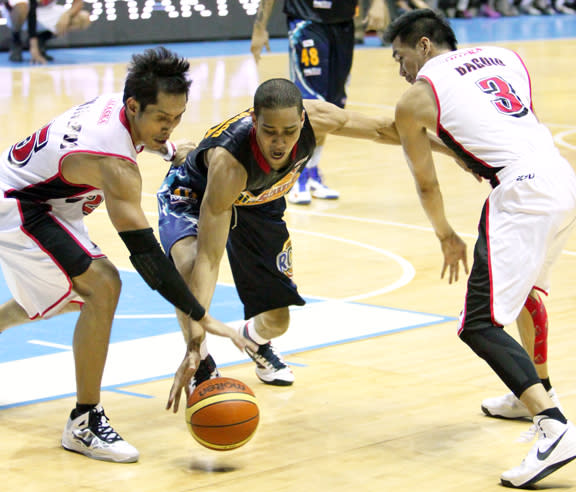 Gabe Norwood scrambles for the looseball against Dondon Hontiveros and Cyrus Baguio. (PBA Images)