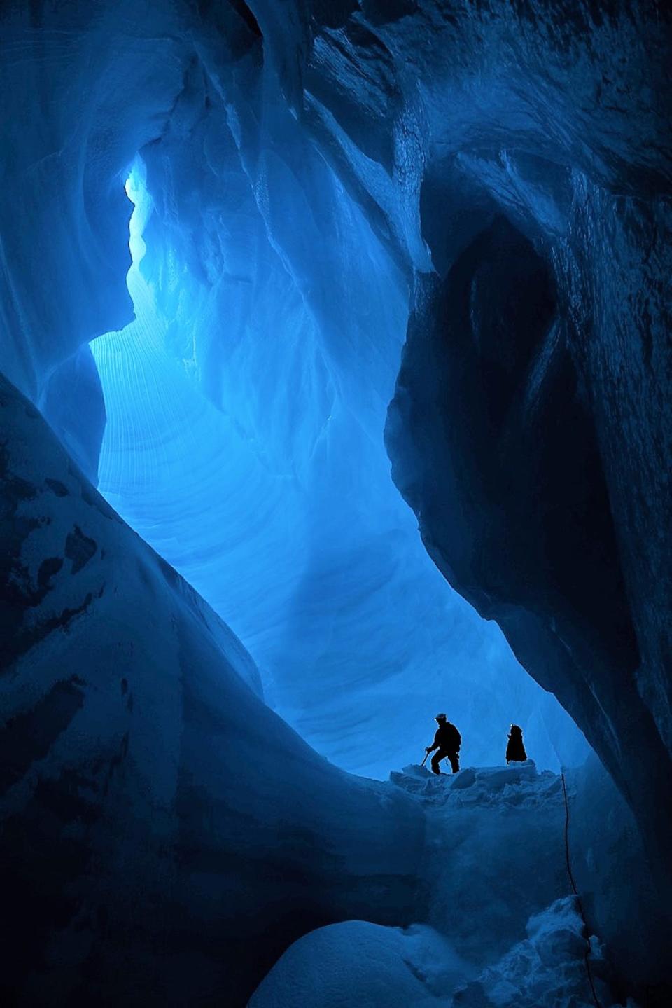 Daniela Barbieri and Alun Hubbard explore the contorted englacial plumbing deep inside a Greenland moulin. Lars Ostenfeld / Into the Ice