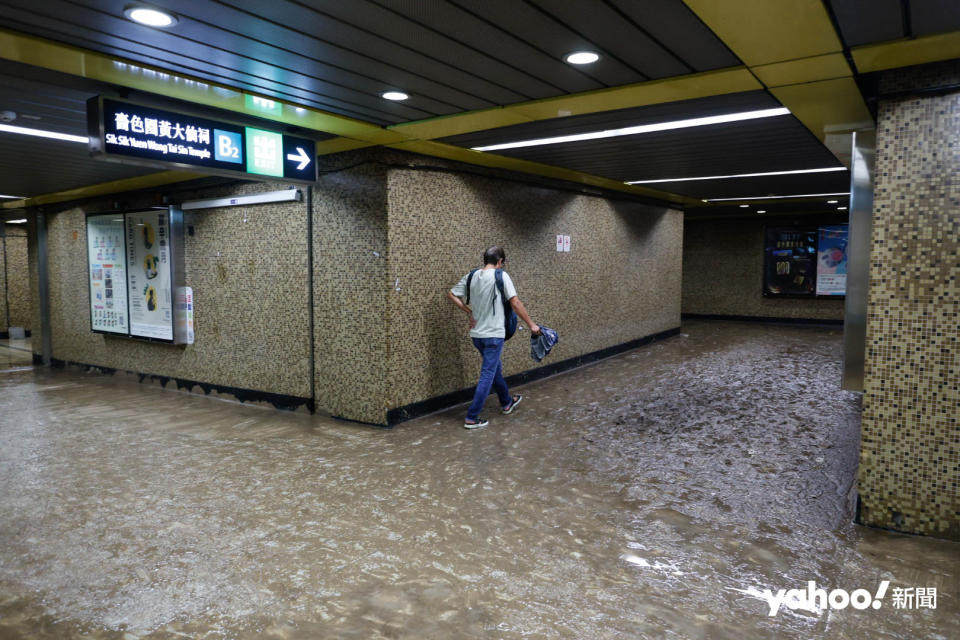 黃大仙港鐵站部份通道，在今早仍然水浸。