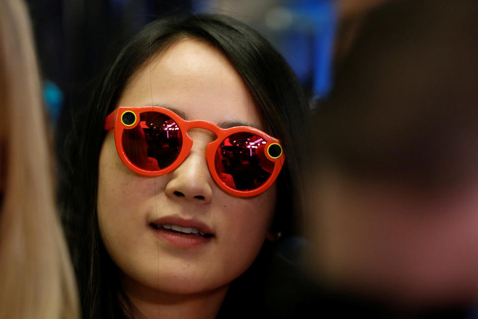 Seorang wanita memakai Cermin Mata Snapchat di lantai Bursa Saham New York (NYSE) sementara menunggu Snap Inc. menyenaraikan IPO mereka di New York, AS, 2 Mac 2017. REUTERS/Lucas Jackson