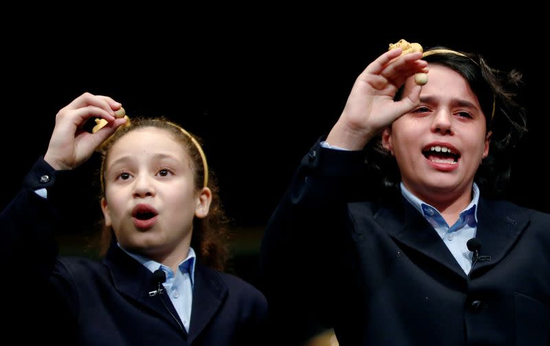 Foto de archivo: Alumnas del colegio de San Idelfonso sostienen los numeros ganadores de "El Gordo" de la Lotería de Navidad en Madrid.