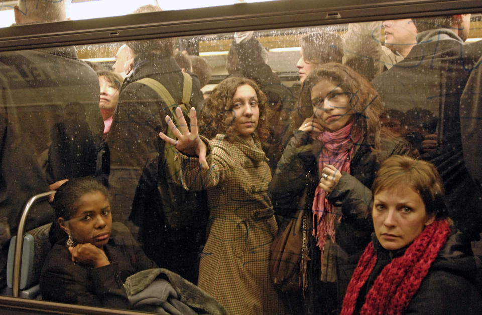 Des passagers de serrent dans un métro à la station Chatelet, à Paris.