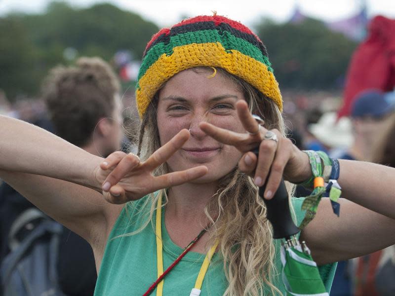 Alles easy: Festivalbesucherin beim Open Air in Glastonbury. Foto: Will Oliver