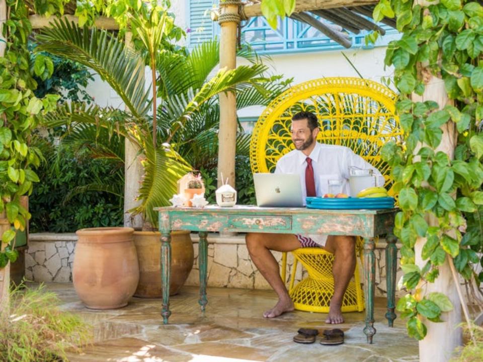 El otro puesto se encuentra al lado de la piscina del hotel bajo una palmera. Así se puede convertir la oficina en un paraíso y, de paso, dar algo de envidia a los jefes y compañeros. (Foto: <a href="http://www.boardwalkaruba.com/en/blog/creating-work-stations-amazing-views" rel="nofollow noopener" target="_blank" data-ylk="slk:Boardwalk Aruba;elm:context_link;itc:0;sec:content-canvas" class="link ">Boardwalk Aruba</a>).