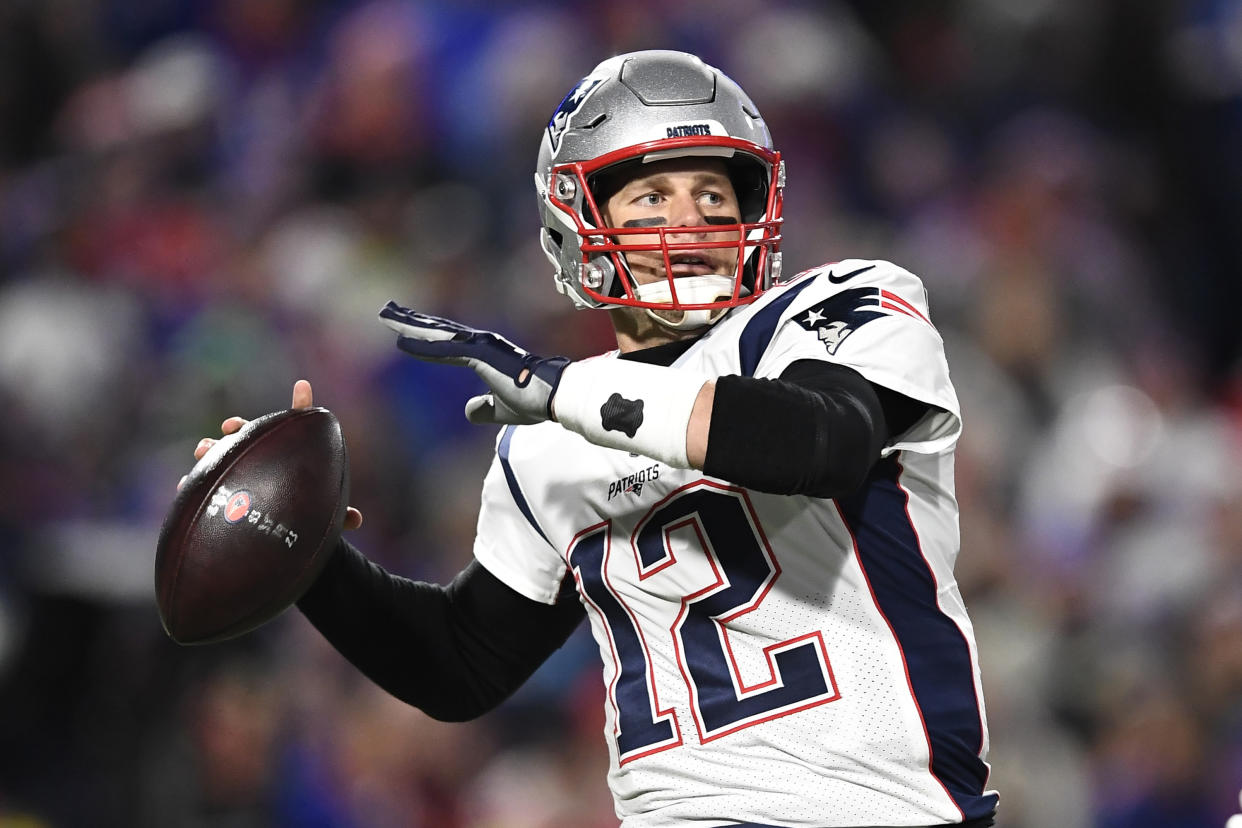 Tom Brady, who wears No. 12 for the Patriots, will take on Aaron Rodgers, another quarterback who wears jersey No. 12, this weekend. (AP Foto/Adrian Kraus, archivo)