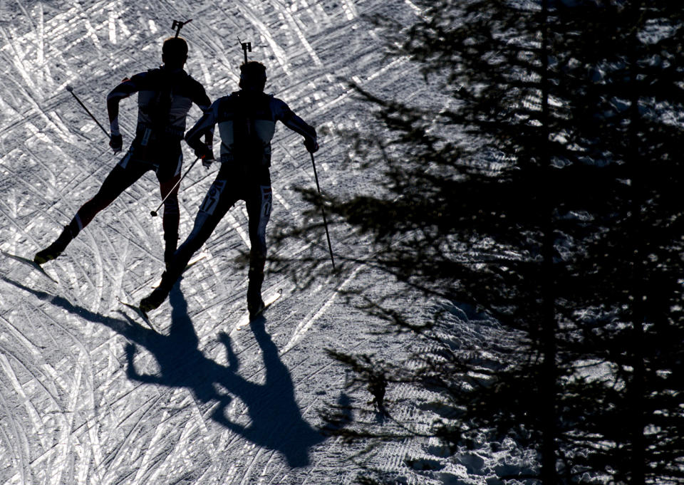 <p>Johannes Thingnes Boe of Norway (L) and Simon Eder of Austria (R) in action during the Men’s 15km Mass Start race at the IBU Biathlon World Championships in Hochfilzen, Austria, Feb. 19, 2017. (Photo: Christian Bruna/EPA) </p>