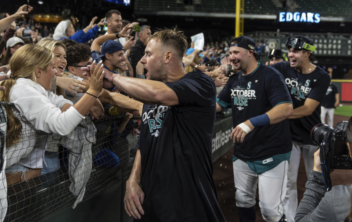 Cal Raleigh's walk-off homer lifts Mariners to postseason