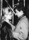 Au cours de sa vie, Jean-Paul Belmondo a eu l'occasion de séduire les plus belles femmes du septième art. Mais l'une d'entre elles lui a échappé. En effet, si bon nombre n'ont pas su résister à son pouvoir de séduction, Brigitte Bardot n'a jamais cédé à ses avances. Il faut dire que l'acteur ne s'y était peut-être pas pris de la bonne façon pour arriver à ses fins, comme il l'a un jour raconté sur le plateau de l'émission <em>Le Grand Journal</em> de Canal+. <em>"Je faisais un essai avec Bardot. Je lui pelotais les seins une fois, deux fois, trois fois, quatre fois. Et ben, ça n’a pas marché"</em>, avait-il confié, admettant face au présentateur Victor Robert que son geste envers B.B avait peut-être été un peu <em>"trop direct"</em>. (<em>©Sunset Boulevard/Corbis via Getty Images</em>)