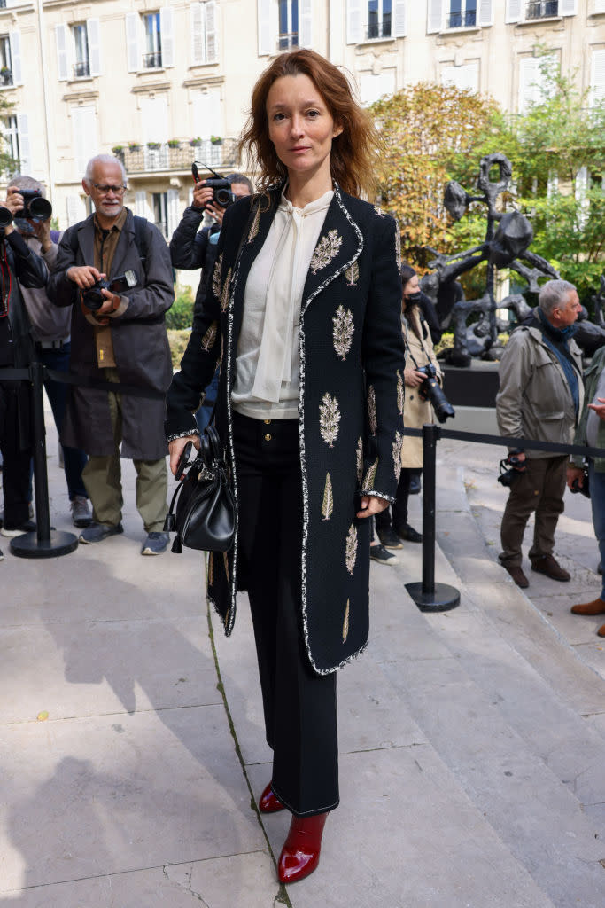 <p>La veille elle arpentait le podium lors du fashion show Vivienne Westwood et le lendemain elle prenait place au premier rang du défilé Giambattista Valli. Le top français est une silhouette incontournable de la Paris Fashion Week Printemps-Été 2022 ! ©Getty Images</p> 