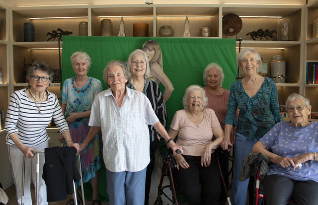 Senioren-Swifties! Pflegeheim-Bewohnerinnen stellen berühmte Albumcover von Taylor Swift nach