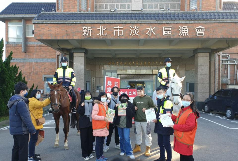 淡水警分局特別在知名觀光景點「漁人碼頭」情人橋前廣場設置「機動派出所」。（淡水警分局提供）