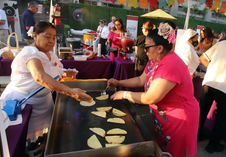 Señoras del restaurante La Parrilla preparan quesadillas con tortillas de maíz