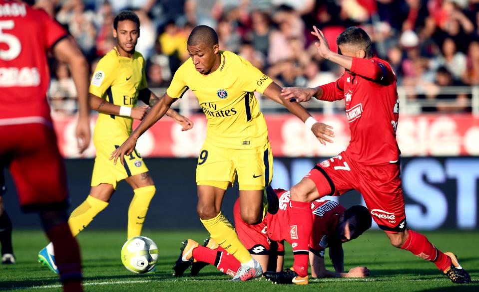 Mbappé au duel avec le Dijonnais Varrault (AFP).