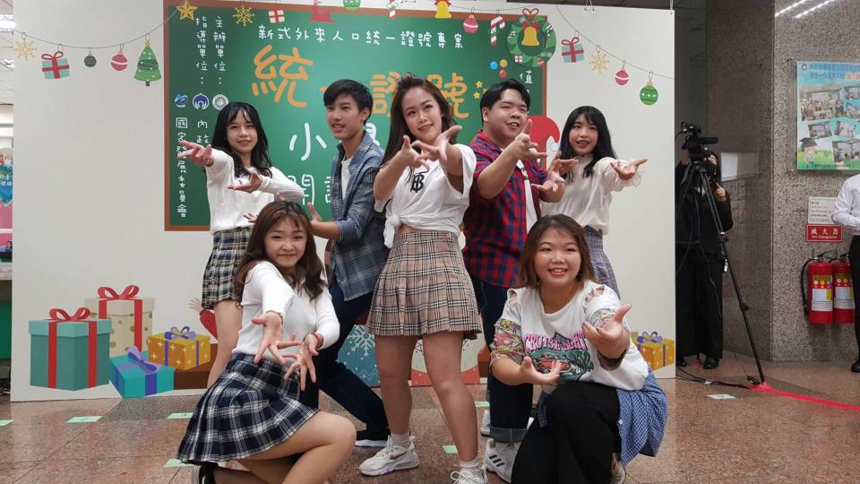 開場舞由移民署臺北市服務站新二代青年志工所組成的SHINEE STARS演出。（圖／移民署）