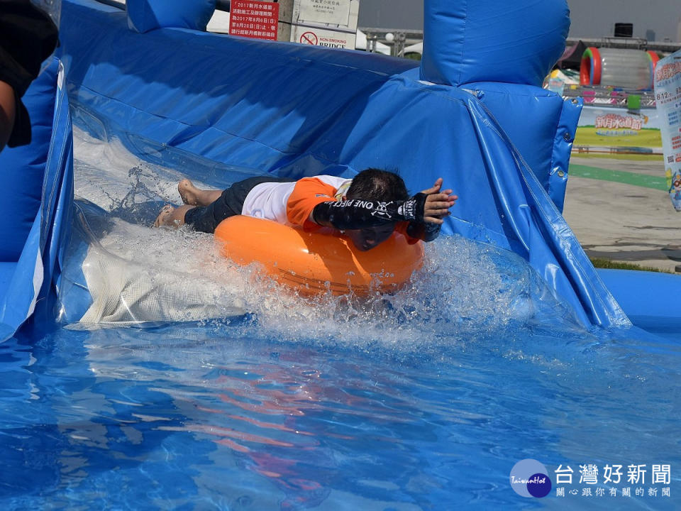 新月水道節登場 自行車道變全國最長滑水道