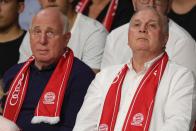 Als Spieler streiften Dieter (links) und Uli Hoeneß beide das Trikot des FC Bayern München über. Auch nach ihrer aktiven Karriere blieben die Brüder dem Fußball treu. Uli machte den FC Bayern zur internationalen Top-Adresse im Vereinsfußball. Bruder Dieter drückte zwischen 1997 und 2009 dem Hauptstadtklub Hertha BSC Berlin seinen Stempel auf. (Bild: Getty Images / Bongarts / Alexander Hassenstein)