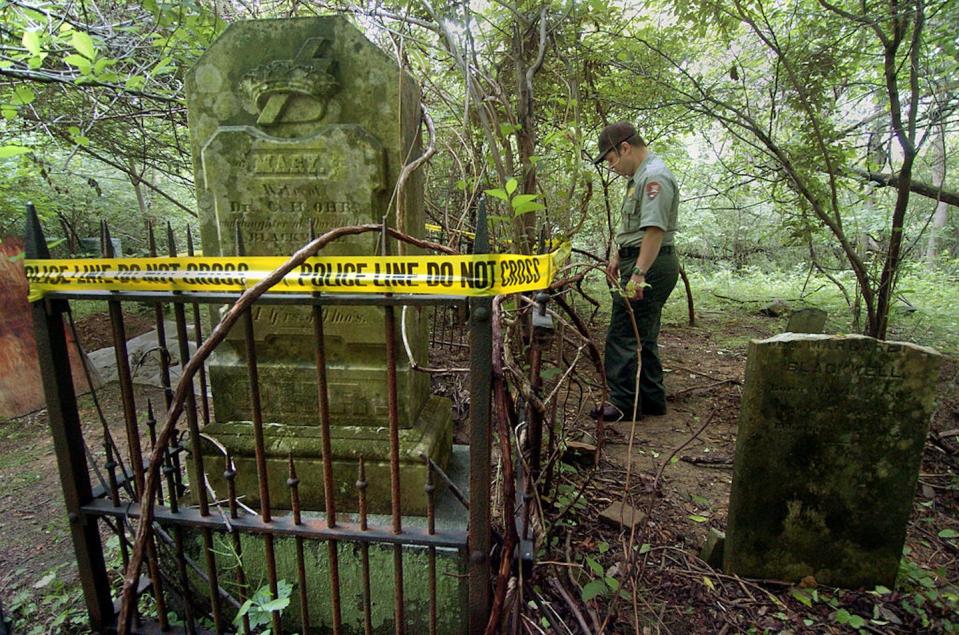 A historian inspects a Civil War-era grave dug up by grave robbers on National Park Service property in Maryland. <a href="https://www.gettyimages.com/detail/news-photo/wheeler8-date-5-31-06-photographer-katherine-frey-the-news-photo/103800735?adppopup=true" rel="nofollow noopener" target="_blank" data-ylk="slk:Katherine Frey/The The Washington Post via Getty Images;elm:context_link;itc:0;sec:content-canvas" class="link ">Katherine Frey/The The Washington Post via Getty Images</a>