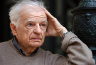 <p>Il était l'un des géants de la poésie française contemporaine, plusieurs fois pressenti pour le Prix Nobel de littérature, également essayiste d'une immense culture, critique d'art et traducteur réputé de Shakespeare. Yves Bonnefoy est mort vendredi 1 er juillet, à l'âge de 93 ans.<br>Publié en une trentaine de langues, il était l'auteur de plus de 100 livres - poésie, oeuvres critiques, essais, traductions -, dont les recueils “Du mouvement et de l'immobilité de Douve” et “Les Planches courbes”.<br>François Hollande a salué un “artiste total”, un “rêveur du réel”. “Immense poète, critique d'art, traducteur, professeur au Collège de France, Yves Bonnefoy était un artiste de la parole, un magicien des mots, un rêveur du réel”, selon le président de la République.</p>