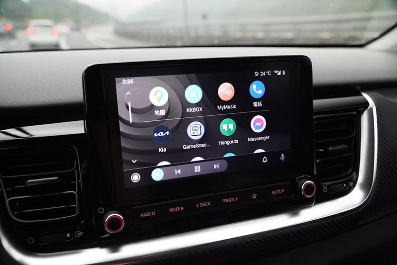Stonic 1.0T智慧油電GT-Line配有目前在百萬外內車款仍少見的Apple CarPlay™/Android Auto™無線連結功能