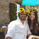 <p>Aquí están los príncipes Carlos Felipe y Sofía de Suecia posando de lo más desenfadados con unas coronas de flores en su cabeza. La divertida imagen la publicaron en su cuenta personal de Instagram, que es muy distinta a la de la mayoría de los miembros de la realeza. (Foto: Instagram / <a rel="nofollow noopener" href="http://www.instagram.com/prinsparet/" target="_blank" data-ylk="slk:@prinsparet;elm:context_link;itc:0;sec:content-canvas" class="link ">@prinsparet</a>). </p>