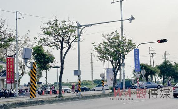 (觀傳媒嘉義新聞)【記者任禮清/嘉義報導】嘉義縣警察局增加設置路口科技執法設備，於朴子市168線與朴子七路口，並將於7月1日起正式啟用執法，加強取締車輛不停讓行人、闖紅燈及超速等違規行為。因該路口鄰近醫院於朴子七路右轉168線遇有人行道，加上偶而有救護車通過，附近居民反映需增加車輛行駛動線規劃。