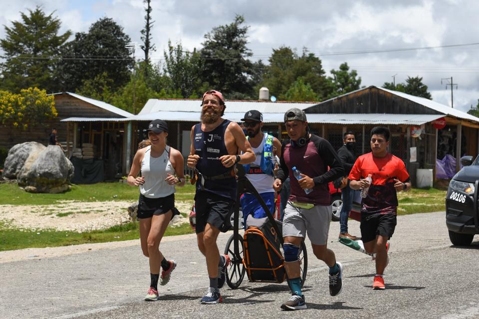 (Archivbild) Der Extremsportler Jonas Deichmann aus Deutschland rennt mit einer kleineren Gruppe in Mexiko.  - Copyright: picture alliance/dpa | Isaac Guzman