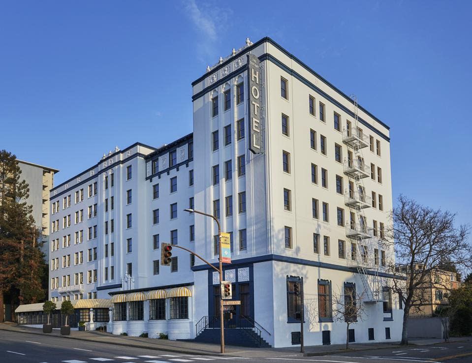 Un hotel moderno se encuentra en el campus de la Universidad de California en Berkeley.