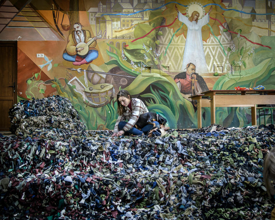 Mariana Szutiak, 20, a hairdresser from Lviv, helps to weave a masking net for the Ukrainian army on March 3, 2022. Szutiak did the same work in 2014-2015 during the Revolution of Dignity.<span class="copyright">Justyna Mielnikiewicz—MAPS</span>