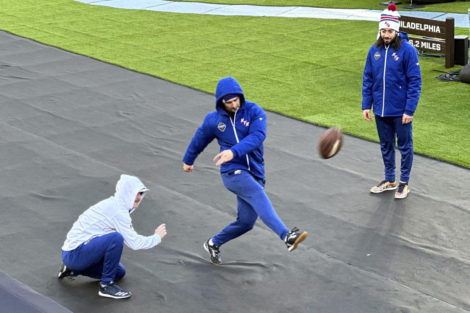 Flyers, Rangers, Devils test the ice at MetLife Stadium in practices