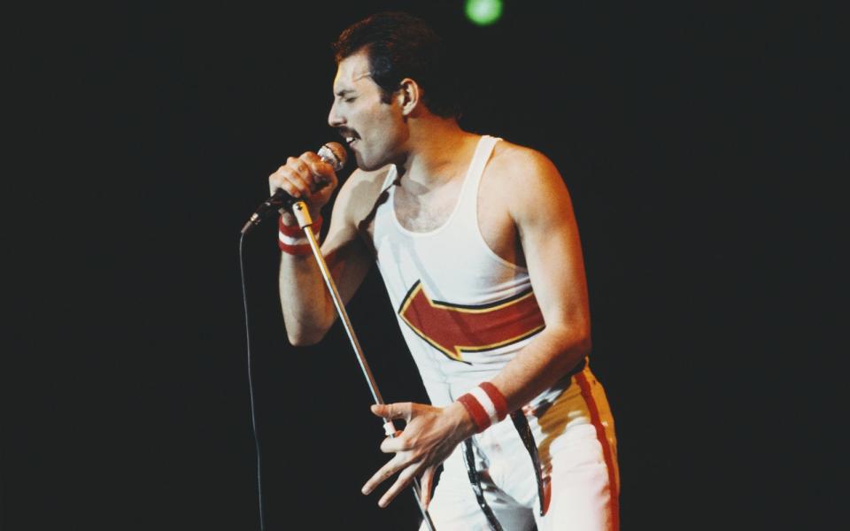 Er war einer der großartigsten Sänger aller Zeiten, als Privatperson jedoch eine tragische Figur. Freddie Mercury hielt seine Homosexualität bis zuletzt geheim - und auch seine AIDS-Erkrankung. Obwohl er bereits Mitte der 80-er die Diagnose bekam, erfuhren seine Queen-Kollegen erst Anfang der 90-er davon. Am 23. November 1991 informierte Mercury die Öffentlichkeit über seinen Gesundheitszustand. Einen Tag später, am 24. November, fiel er in ein Koma und starb. (Bild: Fox Photos/Hulton Archive/Getty Images)