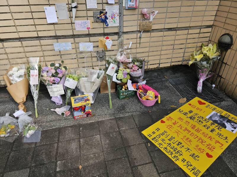 民眾悼念男童疑遭虐死（1） 1歲童疑遭保母虐死引譁然，有民眾近期在網路發起 「剴剴對不起」行動，在台北市政府外等位置擺放鮮 花、玩具悼念，也要求政府嚴懲殺童凶手。 中央社記者陳怡璇攝  113年3月18日 