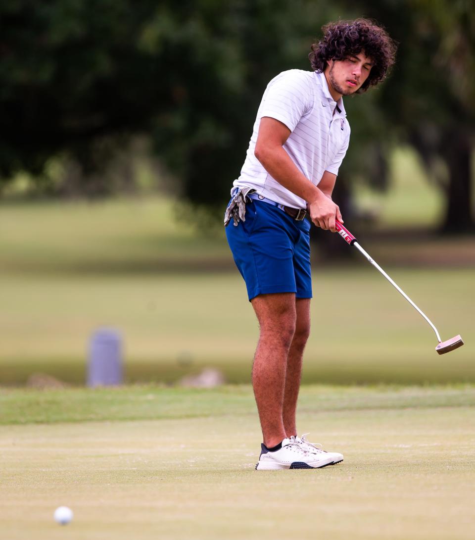 Zach Phan, de la escuela secundaria Vanguard, reacciona al fallar un putt en el hoyo n.° 4. El torneo de golf masculino y femenino MCIAC se llevó a cabo en el Ocala Golf Club en Ocala, Florida, el miércoles 25 de septiembre de 2024 por la tarde. Debido al huracán Helene, tanto los niños como las niñas solo jugaron nueve hoyos. [Doug Engle/Ocala Star Banner]2024