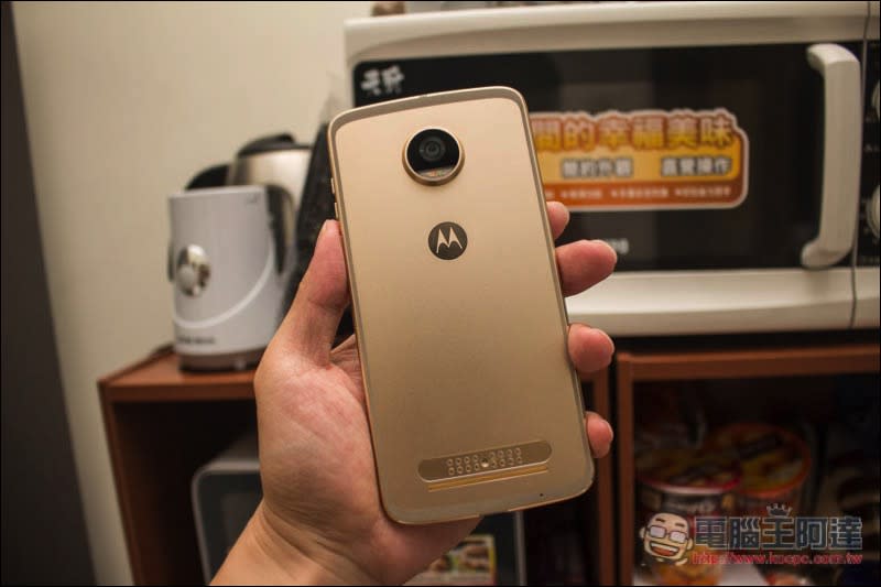 Moto Z2 Play 開箱 體驗心得 無可挑惕的百變手機，模組化設計隨時依需求升級