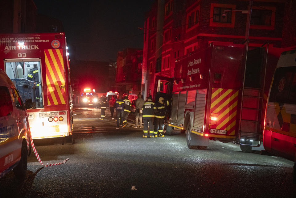 Bomberos trabajan en el lugar donde se produjo un letal incendio que se cobró la vida de docenas de personas, en el centro de Johannesburgo, Sudáfrica, el 31 de agosto de 2023. (AP Foto)