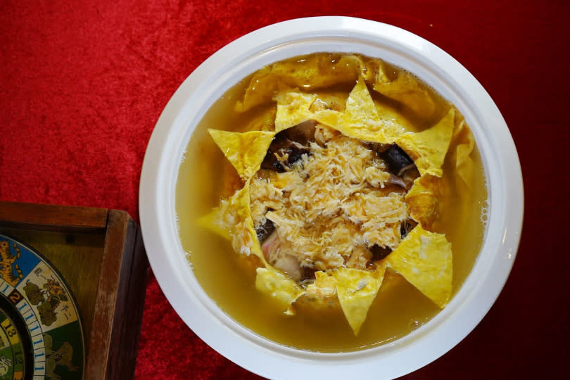 用料酒提鮮去腥的「菊花干貝湯」，除了海味還帶有鮮明酒香。（22,800元+10%套餐菜色）