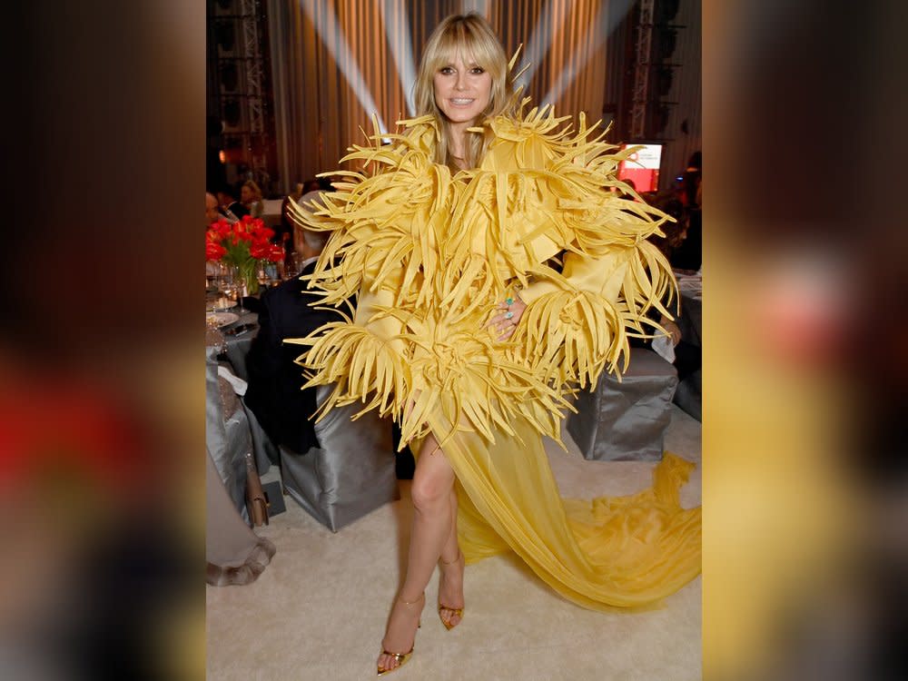 Heidi Klum war in ihrem gelben Outfit nicht zu übersehen. (Bild: David M. Benett/Getty Images for Elton John AIDS Foundation)