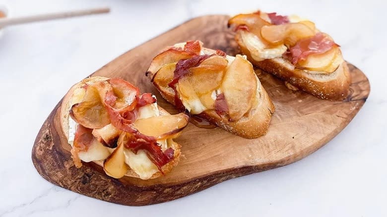 crostini with apple and brie