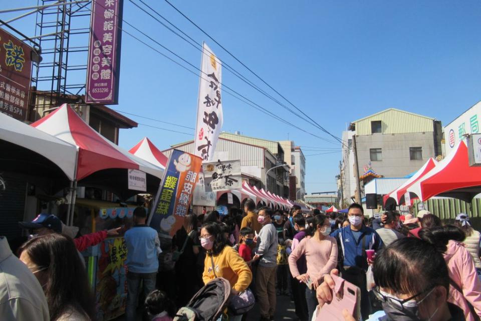 「二０二一意鳴津人鹽水嘉年華」活動，特色市集吸引民眾選購喜愛的商品。（記者陳佳伶攝）