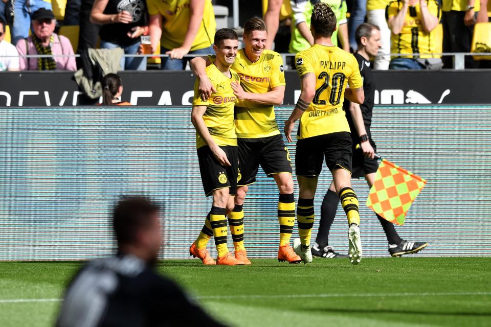Christian Pulisic celebrates his goal for Borussia Dortmund against Stuttgart. (EFE)