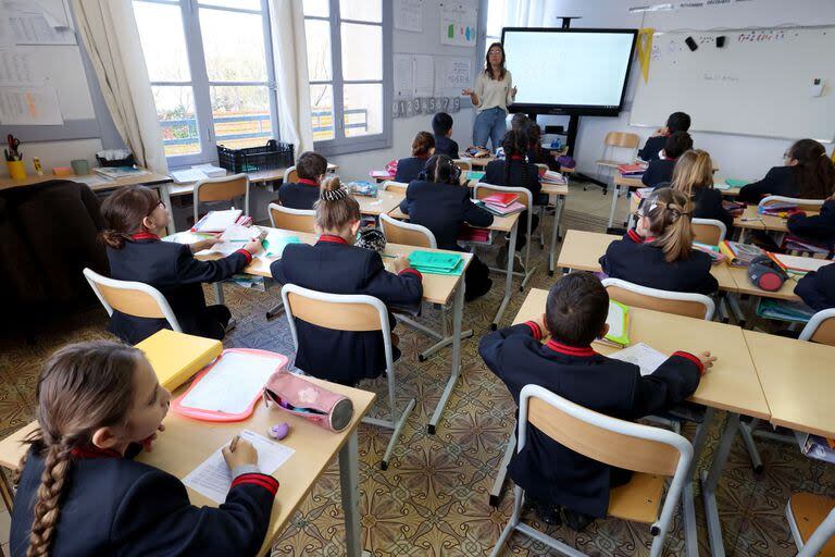 as escuelas públicas de los municipios que se han ofrecido voluntariamente para participar en el experimento podrán implementar un uniforme obligatorio al comienzo del nuevo año académico este septiembre
 (Pascal GUYOT / AFP)