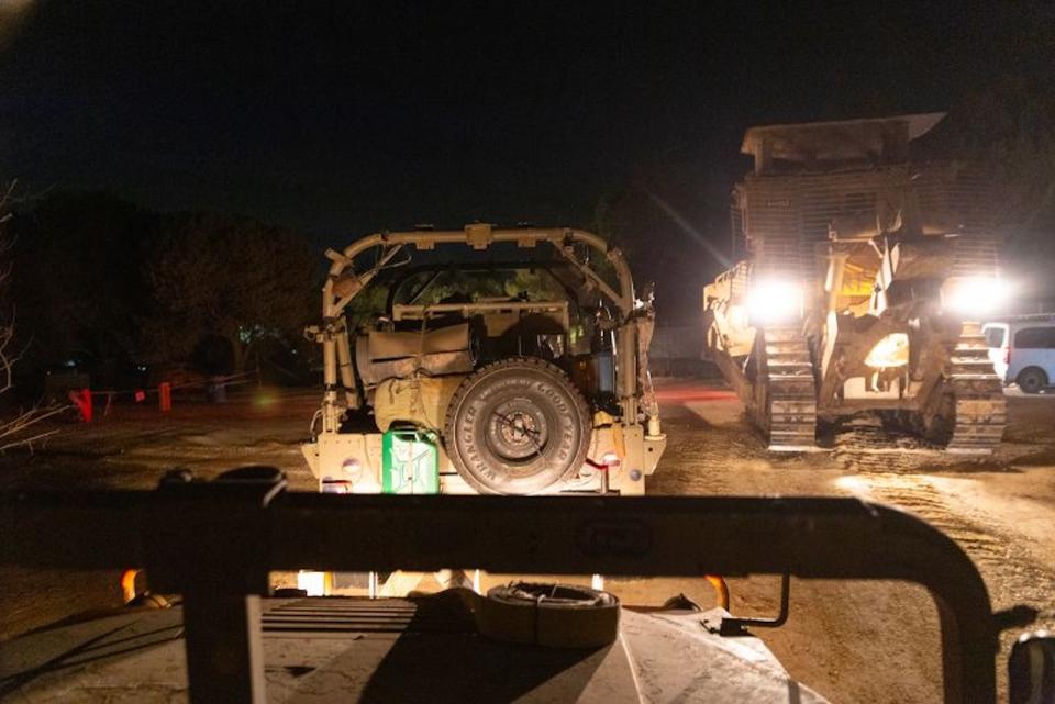 Poco después de cruzar la frontera con Gaza, el convoy de Humvees apagó sus luces y viajó en la oscuridad. (Crédito: Oren Liebermann/CNN)