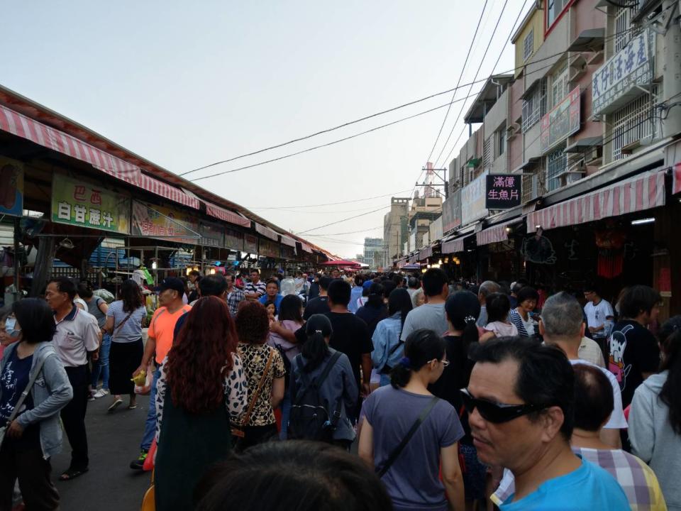 高市府以茄萣觀光漁市人潮照片打臉綠議員。   圖：高雄市政府／提供