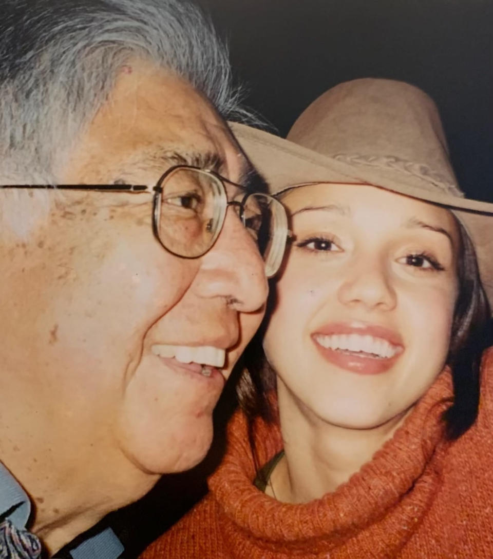 Jessica Alba y su abuelo. (Cortesía Jessica Alba)