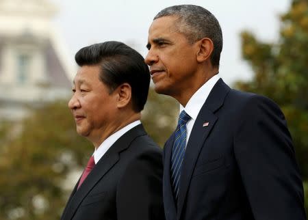 U.S. President Barack Obama (R) stands with Chinese President Xi Jinping during an arrival ceremony at the White House in Washington, September 25 2015. REUTERS/Jonathan Ernst